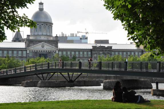 Descansando e namorando em parque em frente ao Mercado Central de Montreal, no Canadá
